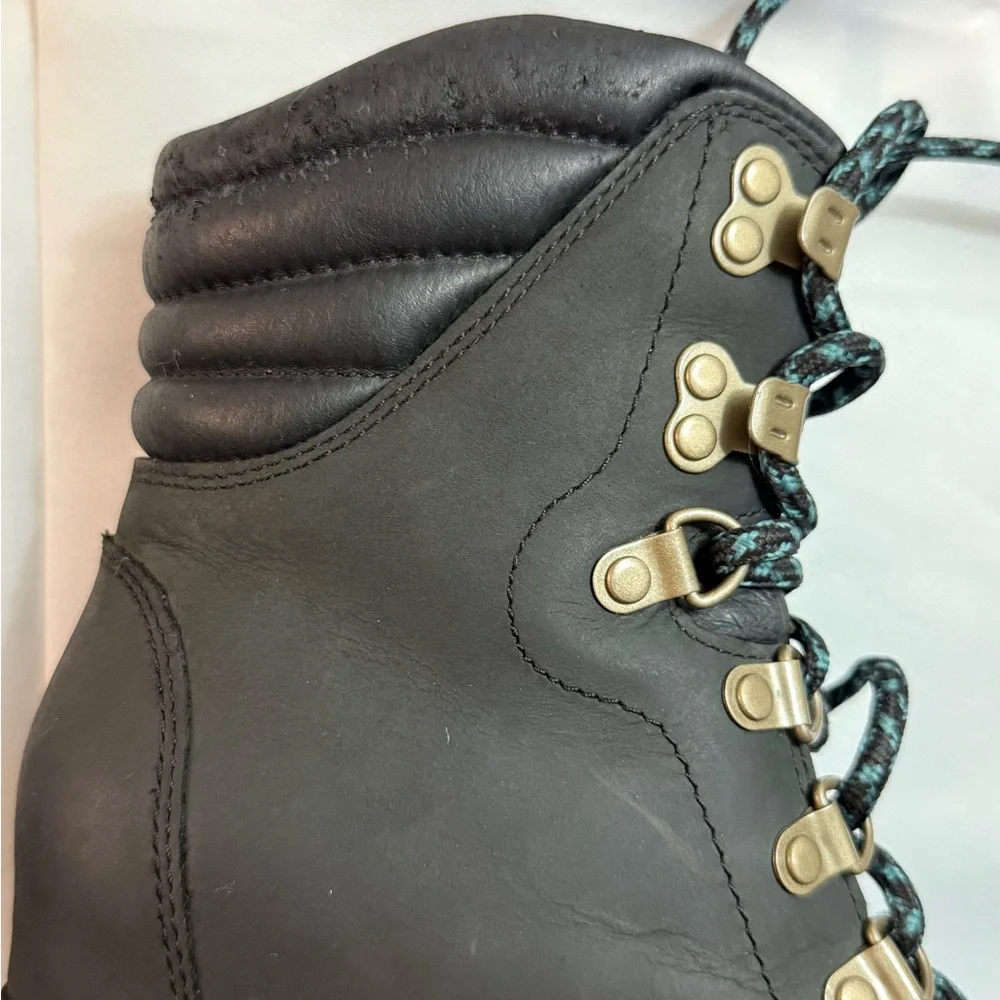 Sorel Conquest Waterproof Wedge Boots Leather Women's Green/Black size 6